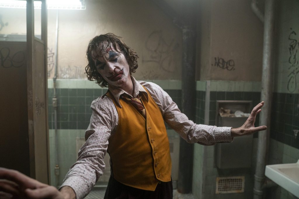 Arthur Fleck als Joker beim Tanzen in einem Badezimmer