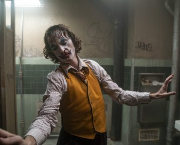 Arthur Fleck als Joker beim tanzen in einem Badezimmer