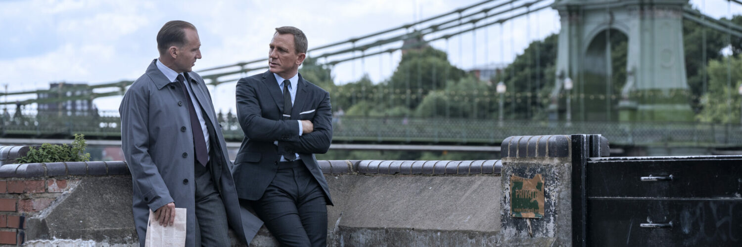Ralph Fiennes als M und James Bond unterhalten sich in Keine Zeit zu sterben