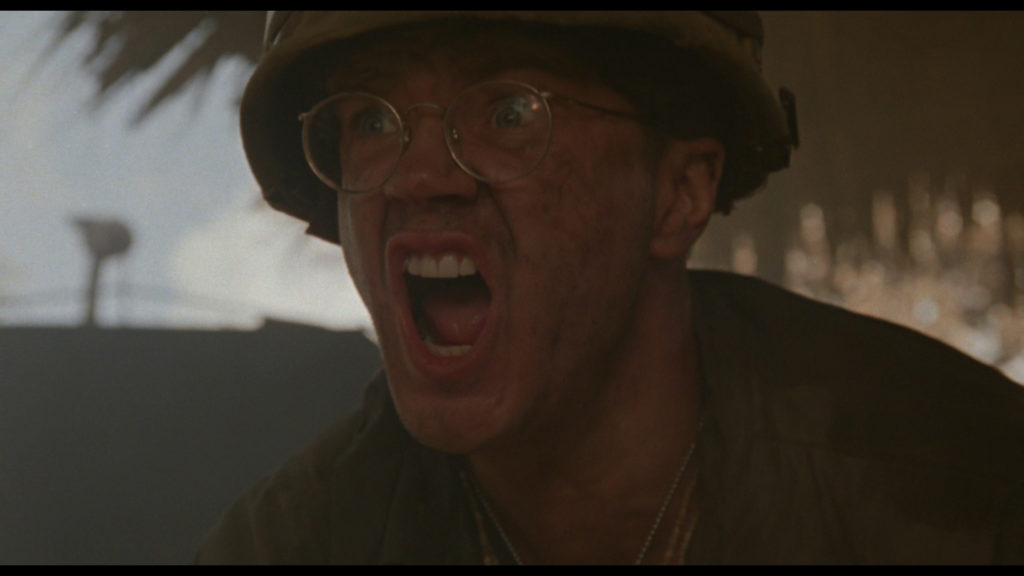 Jacob (Tim Robbins) schreit in einem Vietnam-Flashback in Uniform in Jacob's Ladder - In der Gewalt des Jenseits