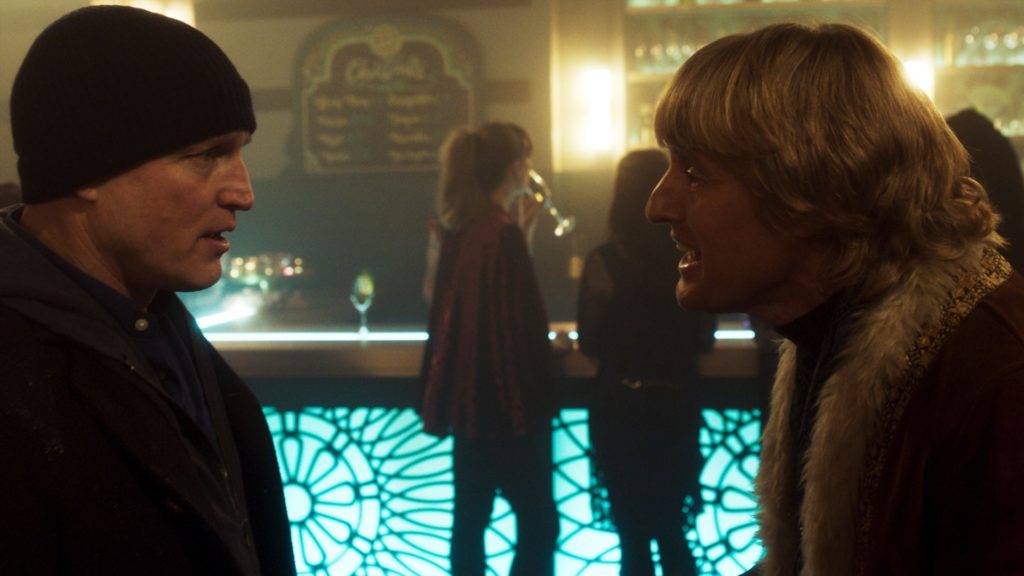 Woody Harrelson und Owen Wilson stehen sich in einem Club gegenüber und unterhalten sich angeregt, Lost in London 