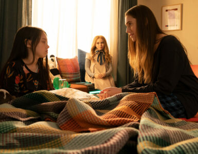 Gemma und Cady sprechen miteinander in Cadys Zimmer und im Hintergrund sitzt M3GAN.