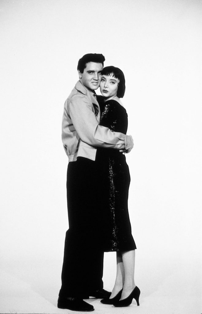 Elvis Presley umarmt Carolyn Jones