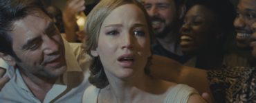 Jennifer Lawrence erscheint hilflos zwischen ihrem Mann und den ganzen Fremden, die sie umringen - Neu auf Netflix im August 2020