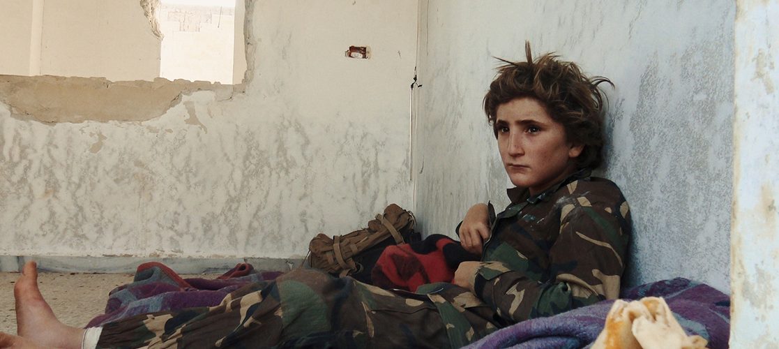 Der 13-jährige Osama Osama sitzt verängstigt auf seinem Lager im Trainnigscamp der Salafisten.