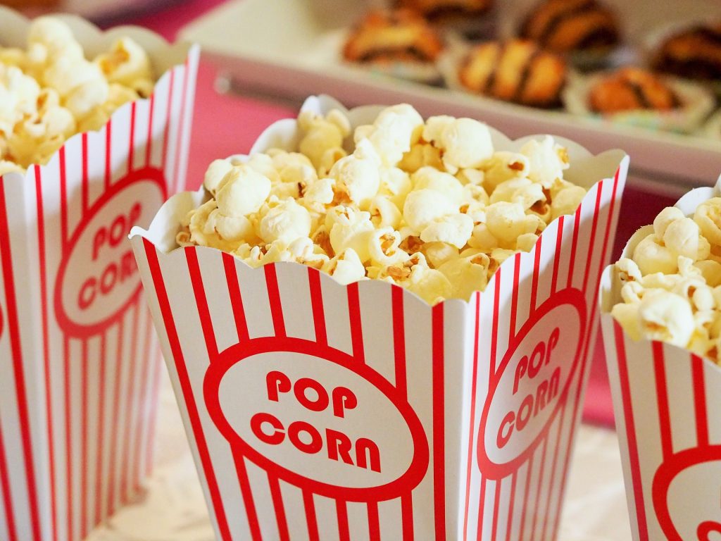 Drei Popcorn-Tüten, die die Liebe zum Kino symbolisieren