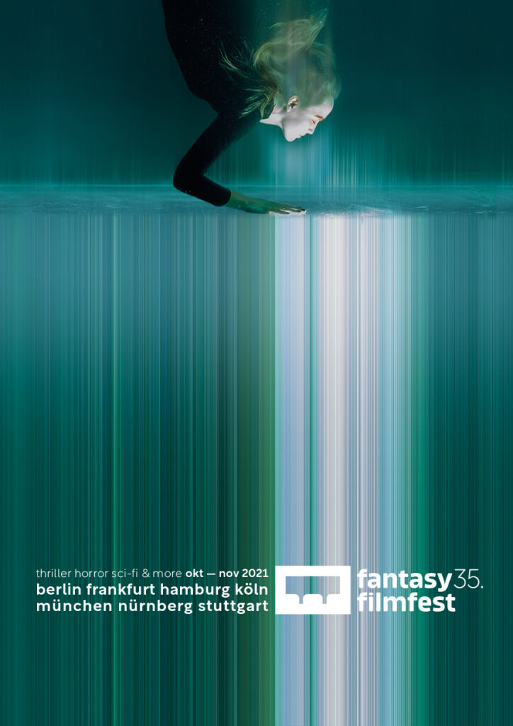 Eine tauchende Frau durchbricht eine Unterwasser-Barriere in einen neuen unbekannte, in hellen blauen Farbsegmenten schimmernden Bereich - Fantasy Filmfest 2021