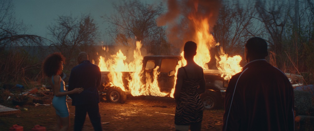 Queen, Slim und Uncle Earl stehen vor einem brennenden Truck und sind von hinten nur als Schemen wahrnehmbar © Universal Pictures