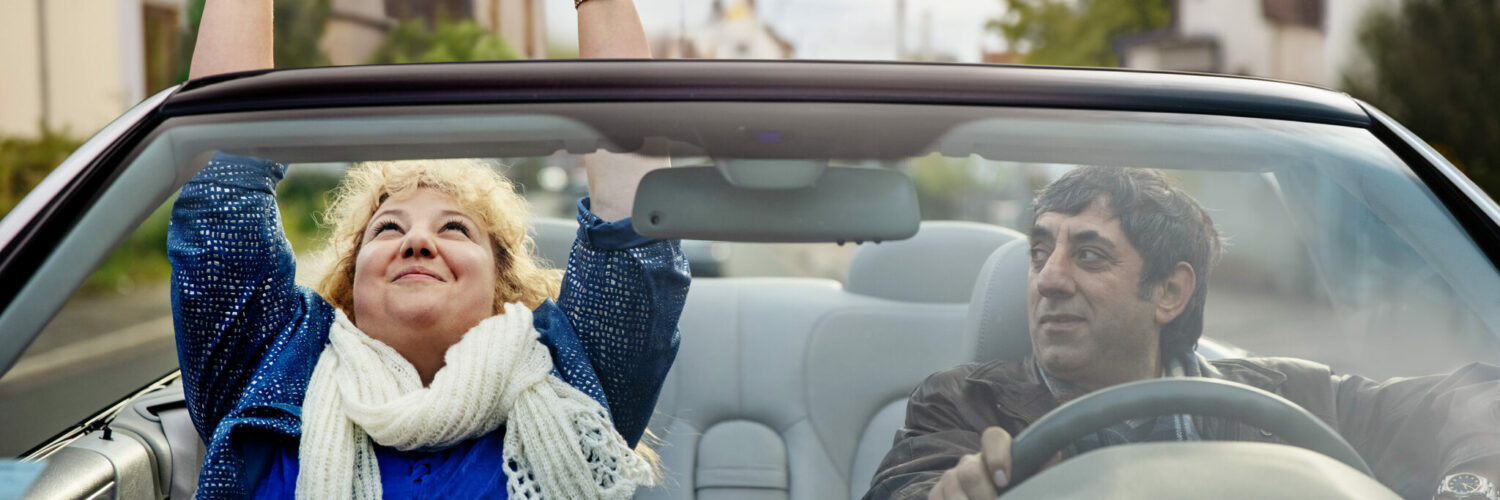 Auf dem Bild sieht man links Rabiye Kurnaz, die gemeinsam mit ihrem Ehemann im neuen Mercedes Cabrio sitzen und die Fahrt genießen - Rabiye Kurnaz gegen George W. Bush
