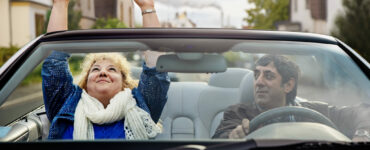 Auf dem Bild sieht man links Rabiye Kurnaz, die gemeinsam mit ihrem Ehemann im neuen Mercedes Cabrio sitzen und die Fahrt genießen - Rabiye Kurnaz gegen George W. Bush