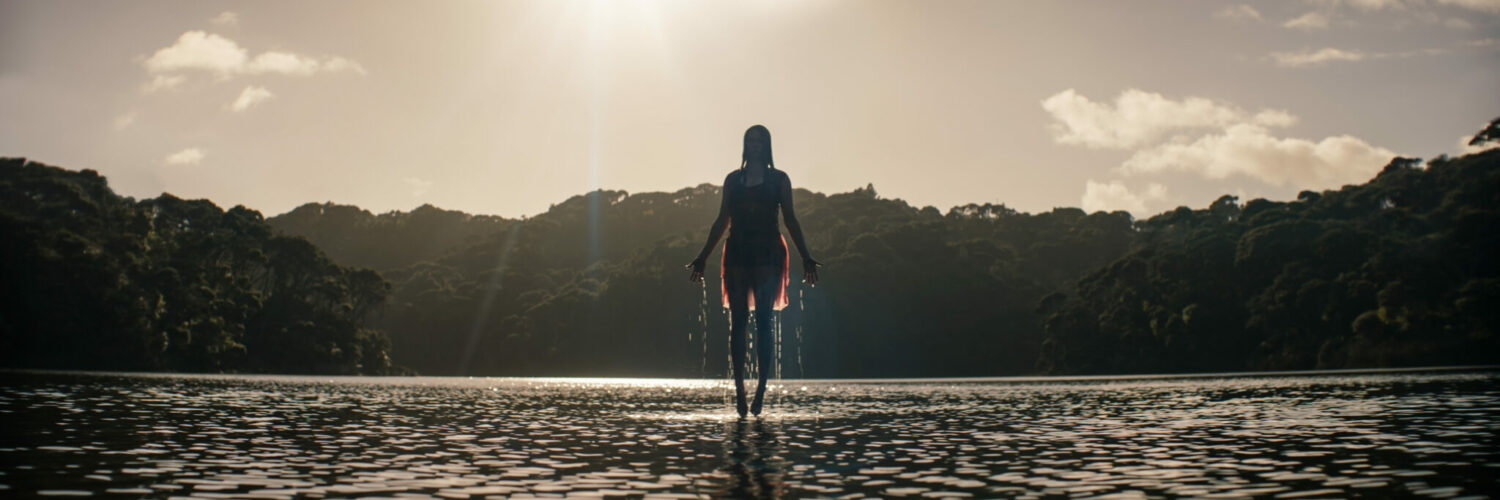 Mia Challis als Jessica schwebt über dem See in Evil Dead Rise