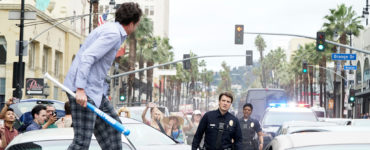 Josh Nolan steht vor einem Mann mit einem Baseballschläger, der auf einer Motorhaube steht, The Rookie - Staffel 1 © Entertainment One