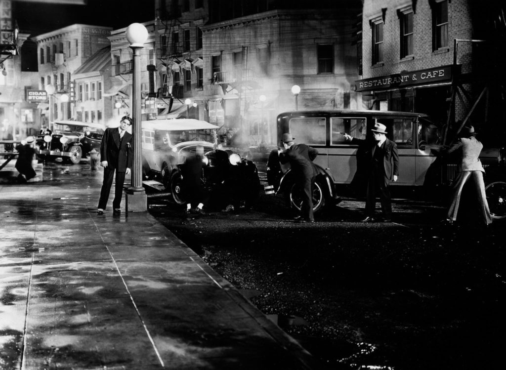 Tony (Paul Muni) nach einer Schießerei in Scarface (1932)