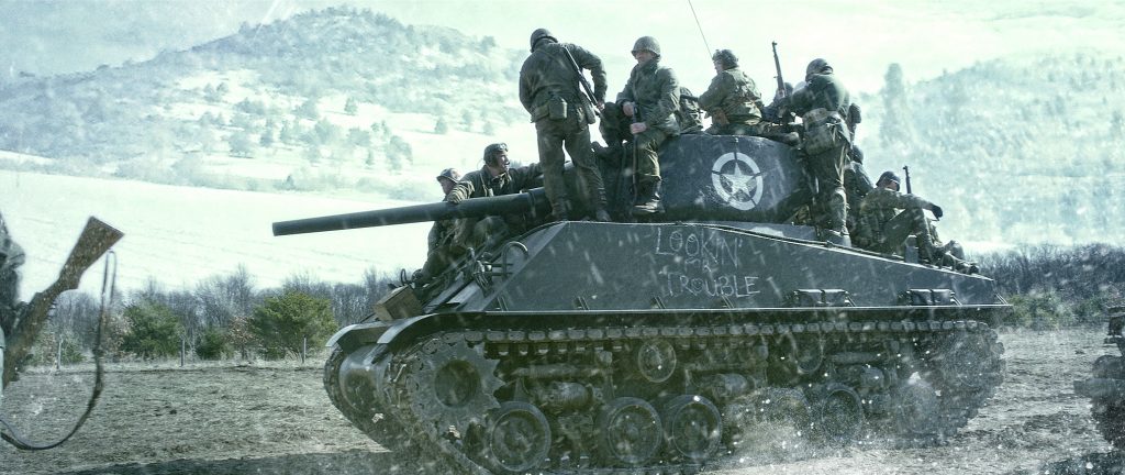 Ein Panzer mit Soldaten vor einer verschneiten Landschaft, Schlacht in den Ardennen