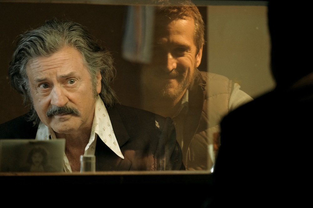 Victor (Daniel Auteuil) begutachtet sich im Spiegel, welcher eigentlich ein Spiegelfenster ist, durch das er vom Regisseur Antoine (Guillaume Canet) beobachtet wird
