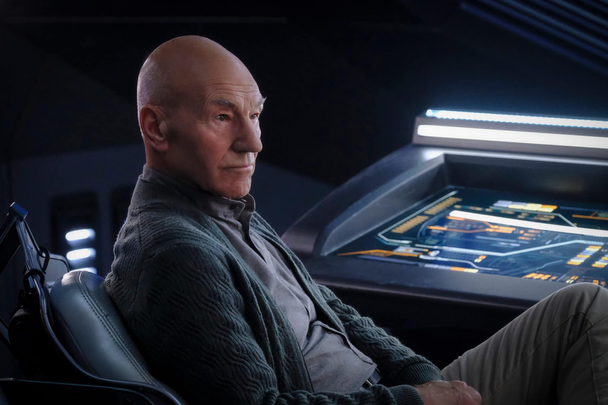 Jean-Luc Picard mit stoischer Mine in einem Kommandosessel. Serien 2022 - Die Fortsetzungen