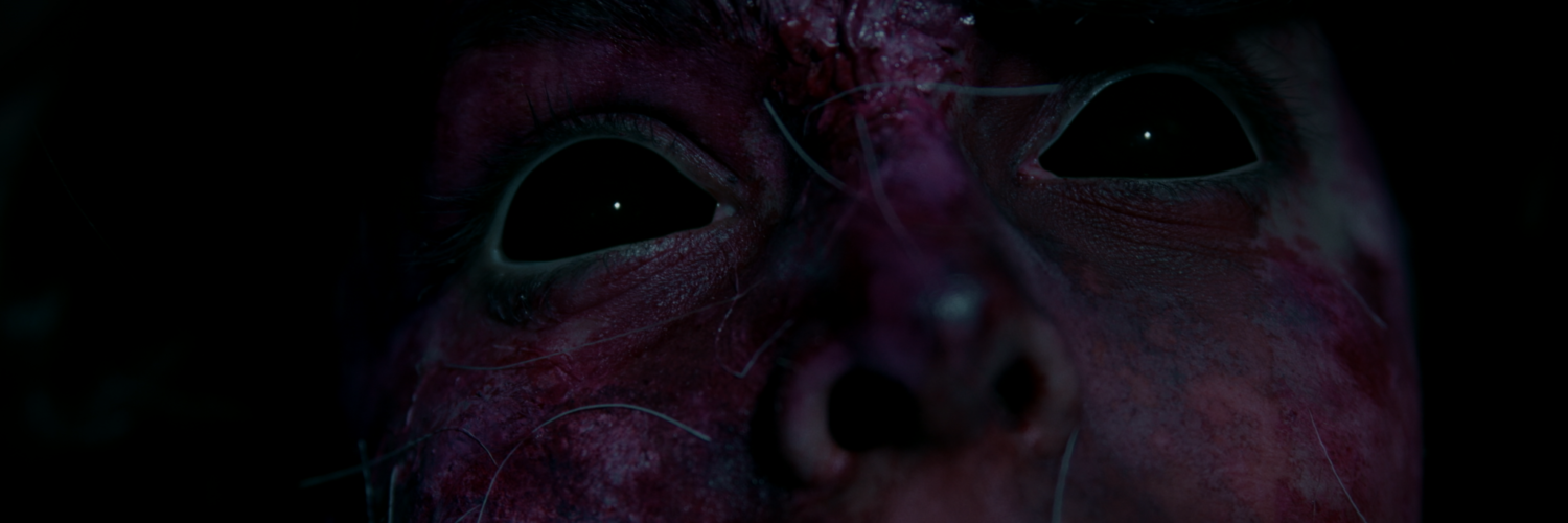 Die Nahaufnahme von der vom Dämonen besessenen Rapunzel (Olivia Dean) offenbart deren tiefschwarzen Augen.