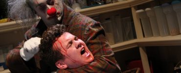 Stitches geht erbarmungslos gegen die pubertären Teens vor... | "Stitches - Böser Clown" auf Blu-ray & DVD erhältlich (©Universal Pictures)