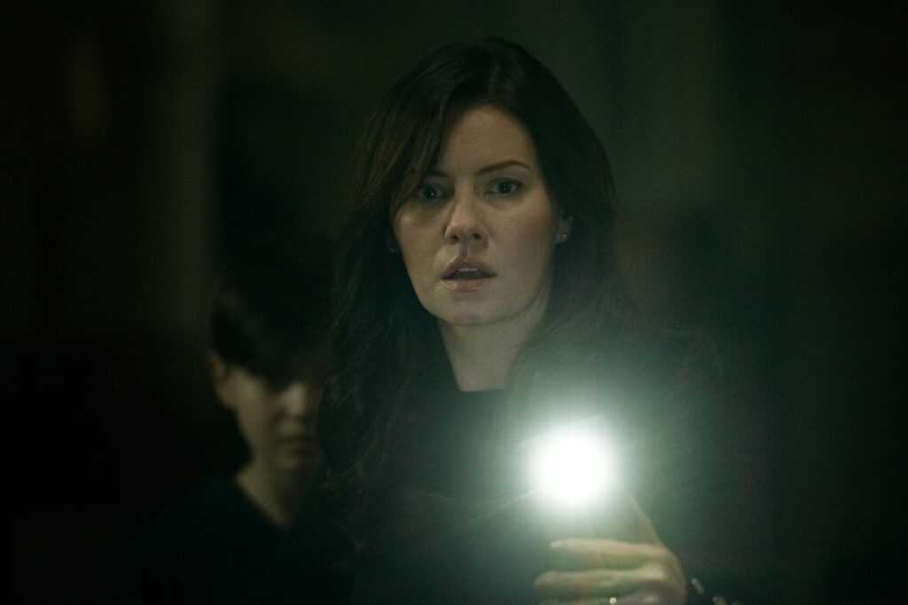 Elisha Cuthbert leuchtet in die Dunkelheit hinein, stellt sich schützend vor Dylan Fitzmaurice Brady - The Cellar