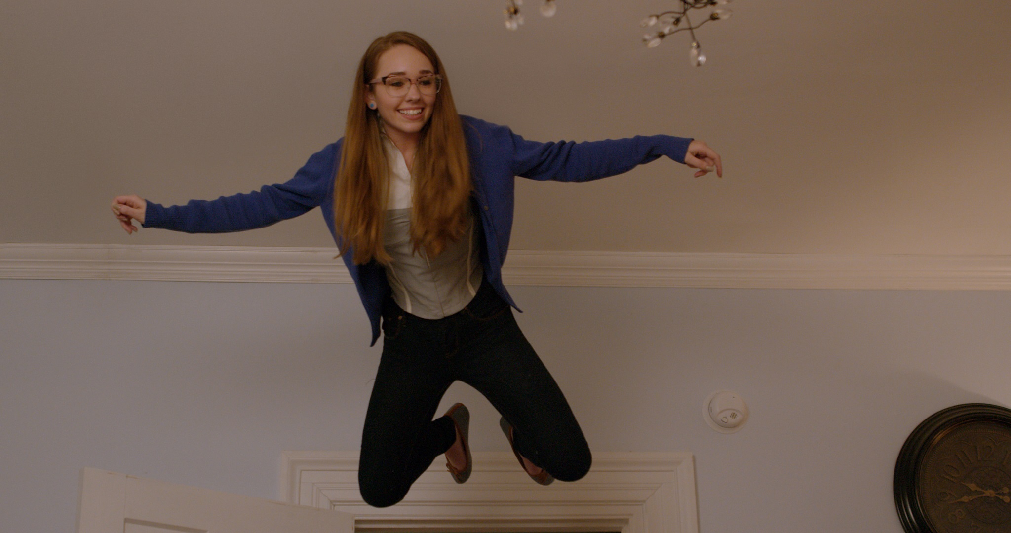 Holly Taylor schwebt als Claire in einem Zimmer durch die Luft in The Witch Files