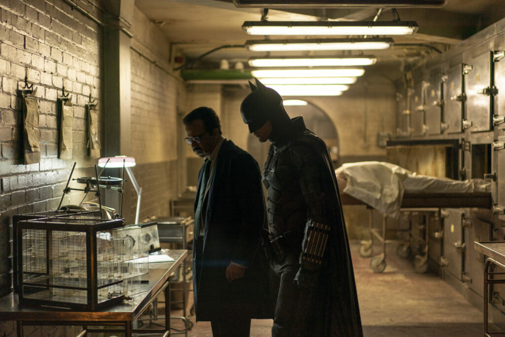 Jeffrey Wright als James Gordon und Batman stehen vor einer Tötungsmaschine des Riddlers in The Batman