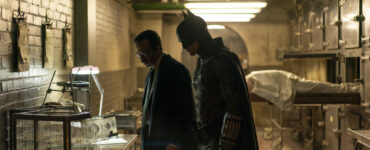 Jeffrey Wright als James Gordon und Batman stehen vor einer Tötungsmaschine des Riddlers in The Batman