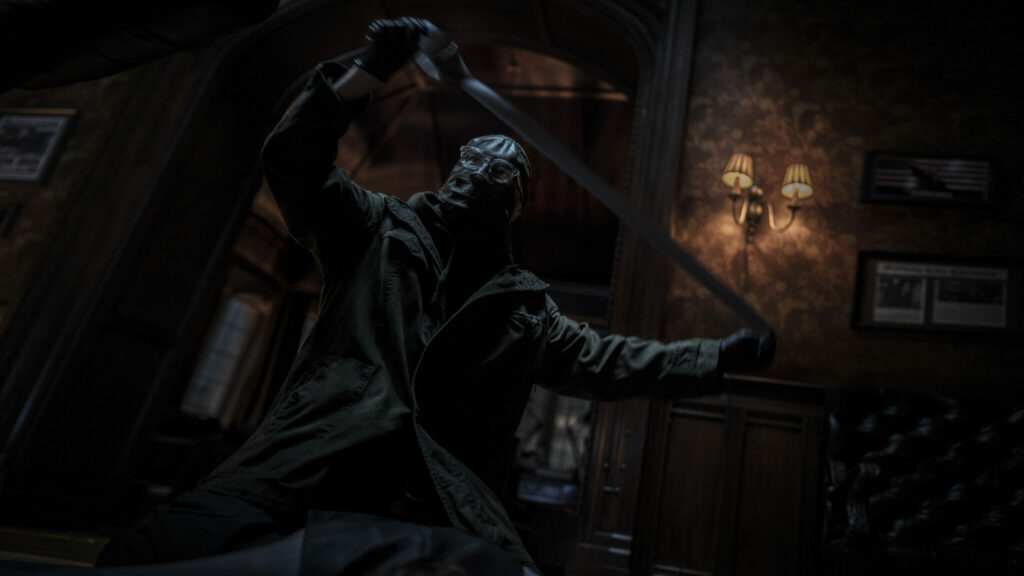 Der Riddler, gespielt von Paul Dano, maskiert bei einem seiner Morde in The Batman