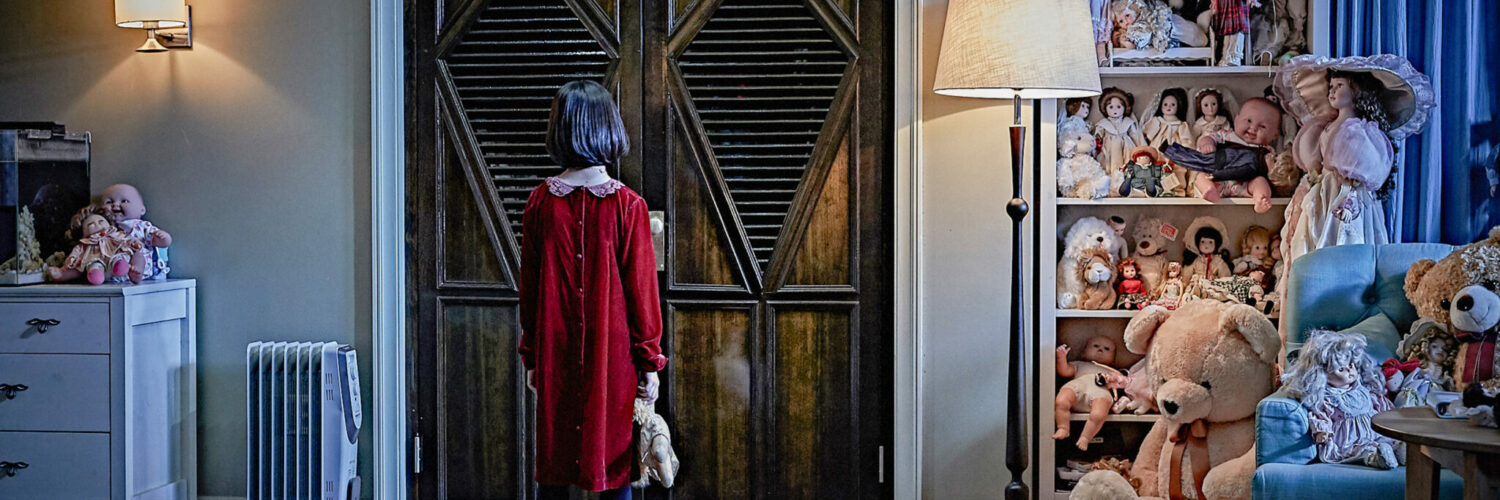 Heo Yool als Ina steht in einem roten Kleid vor einem Kleiderschrank in The Closet