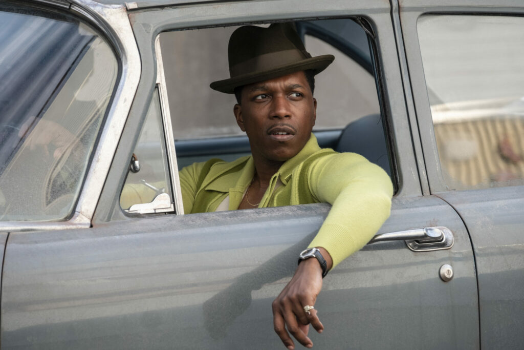 Leslie Odom Jr. als Harold McBrayer sitzt im Auto und schaut aus dem Fenster in The Many Saints of Newark 