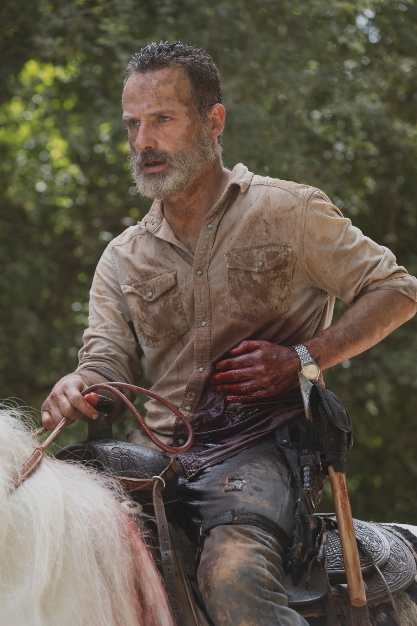 Rick sitzt schwer verwundet auf einem Pferd