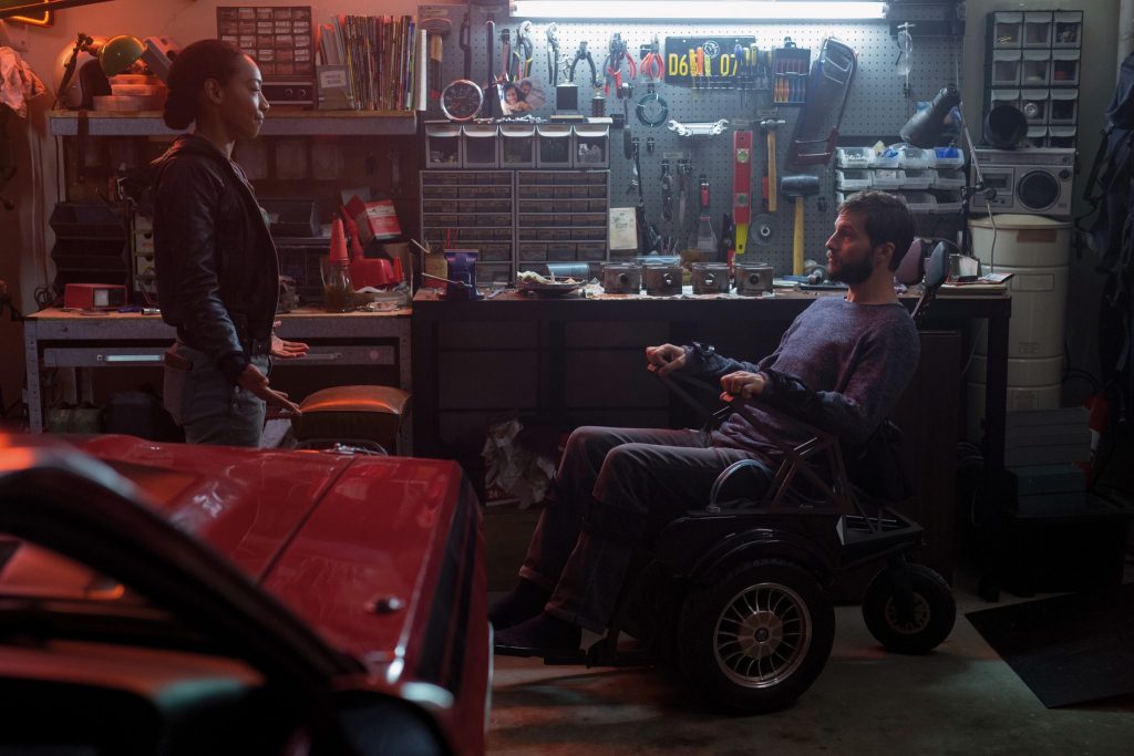 Grey sitzt nach dem Angriff auf ihn im Rollstuhl in Upgrade © Universal Pictures