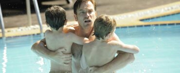 Ewan McGregor hält seine beiden Söhne im Arm, er starrt schockiert Richtung Kamera