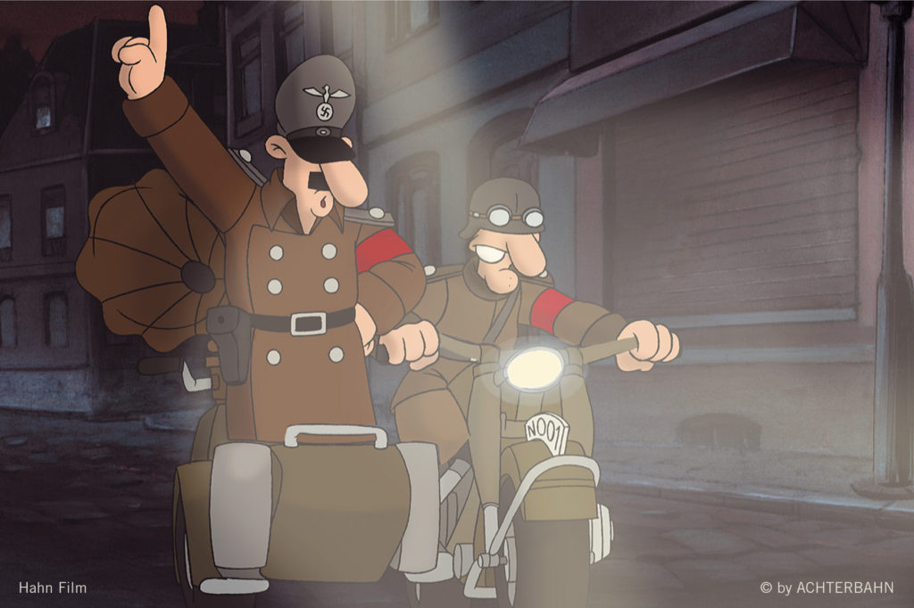 Werner als Hitler verkleidet, steht im Beiwagen, während Andi als Soldat verkleidet das Motorrad fährt