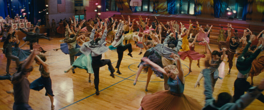 Bei einem bunten Tanzball lassen in West Side Story alle erstmal ihre Energie raus.
