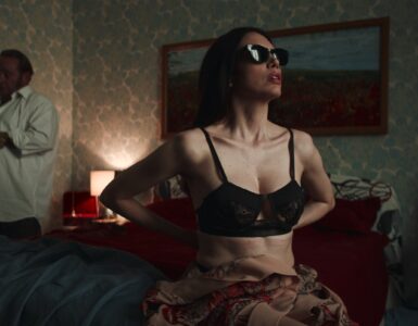 Auf dem Bild sieht man Diana beim Umziehen, nachdem sie ihre Arbeit bei einem Kunden als Sexarbeiterin nachgegangen ist - Dark Glasses